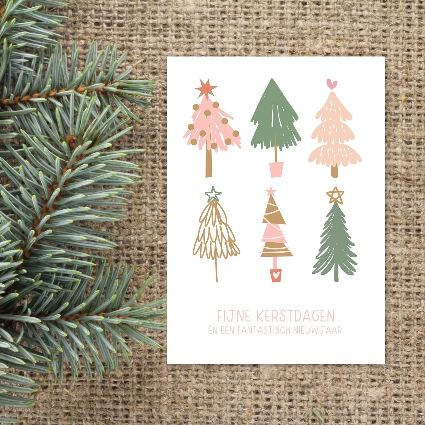 kerstkaart met kerstbomen fijne kerstdagen en een fantastische nieuwjaar