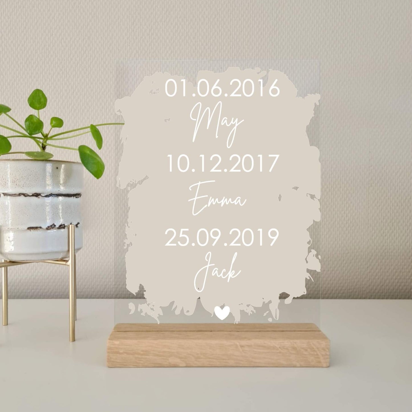 Acrylbord met eikenhouten voet met geboorte data en beige achtergrond