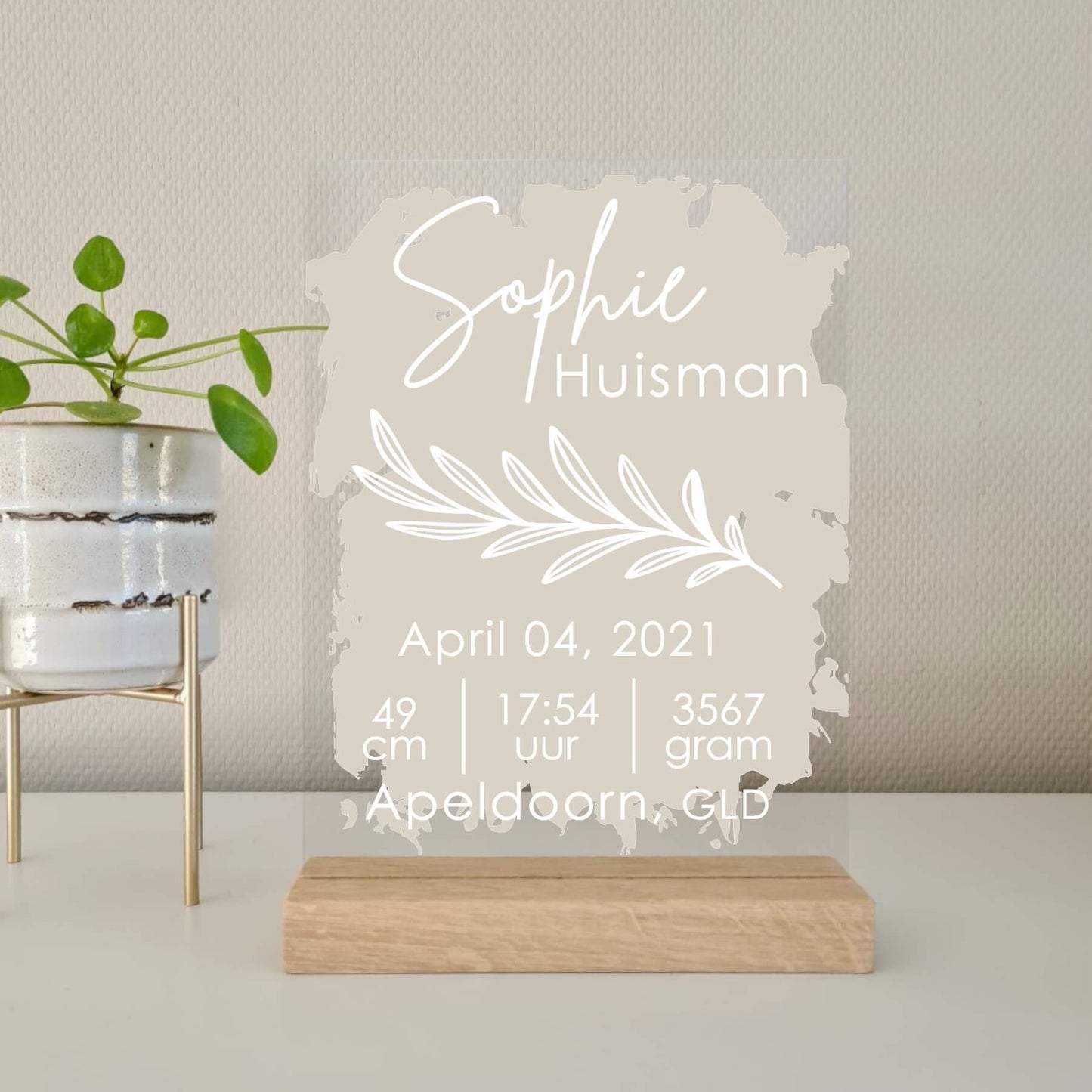 Acrylbord met eikenhouten voet met geboorte details en beige achtergrond
