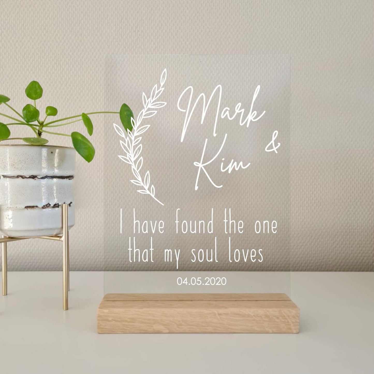 Acrylbord met eikenhouten voet met liefde en transparante achtergrond