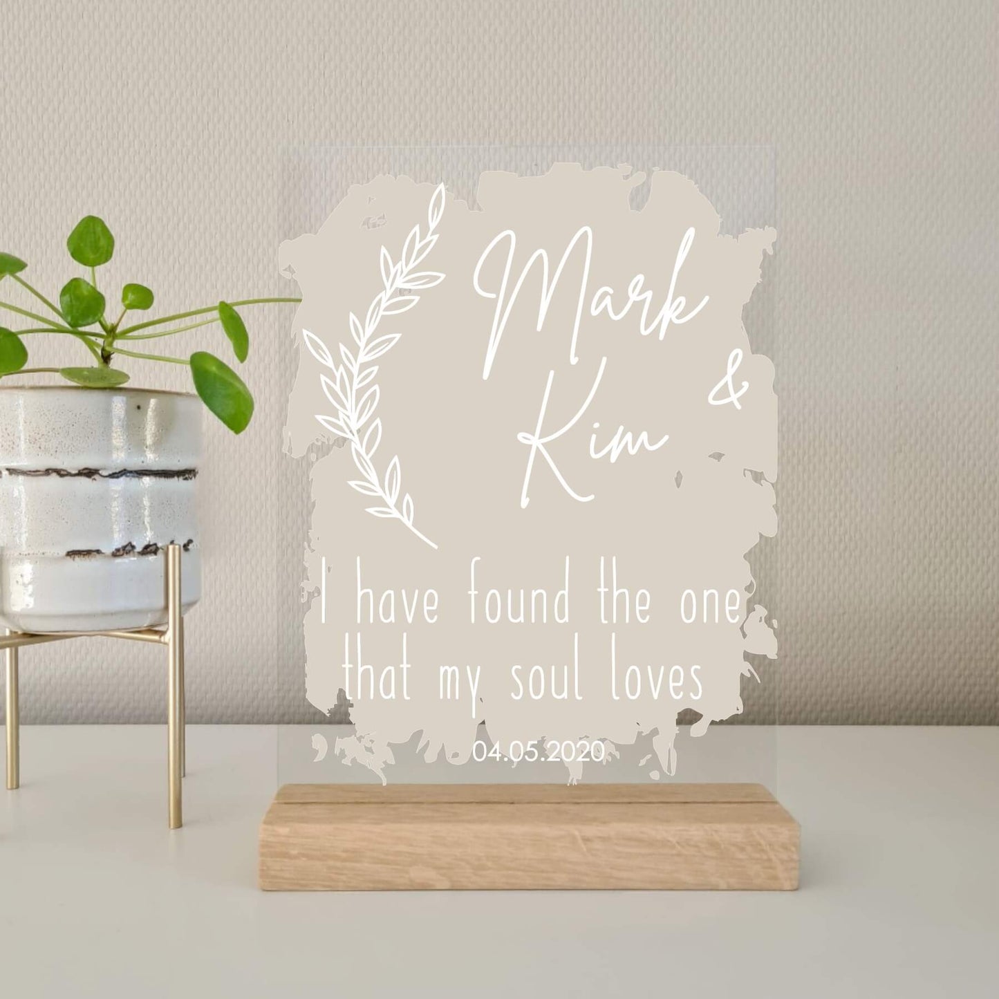 Acrylbord met eikenhouten voet met liefde en beige achtergrond