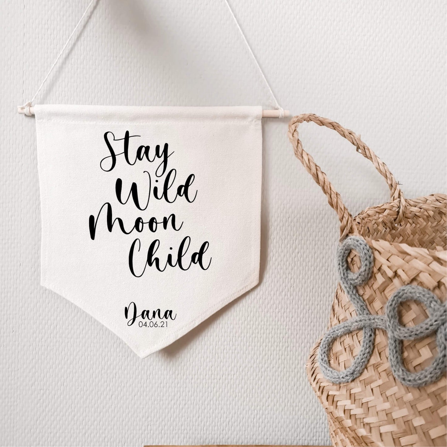 katoenen banner met de tekst stay wild moon child. met naam en datum