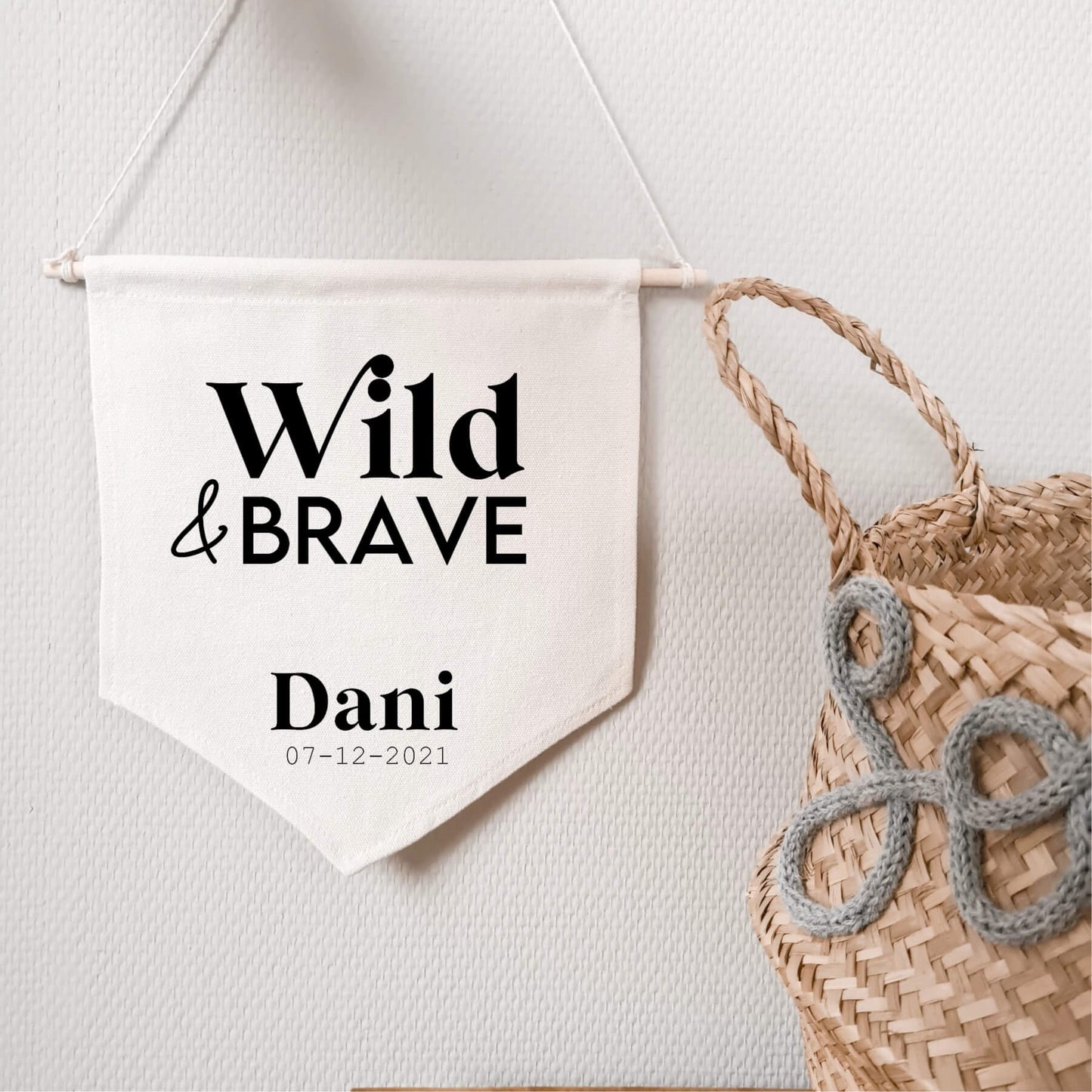 Stoffen banner met de tekst wild & Brave. met naam en datum