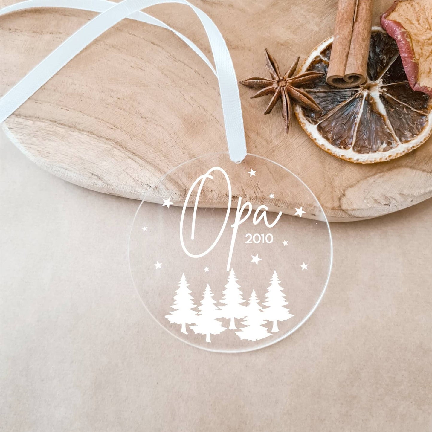 Herinnerings kerstbal met naam. Met sterren en bos. Naam naar keuze, eventueel met datum