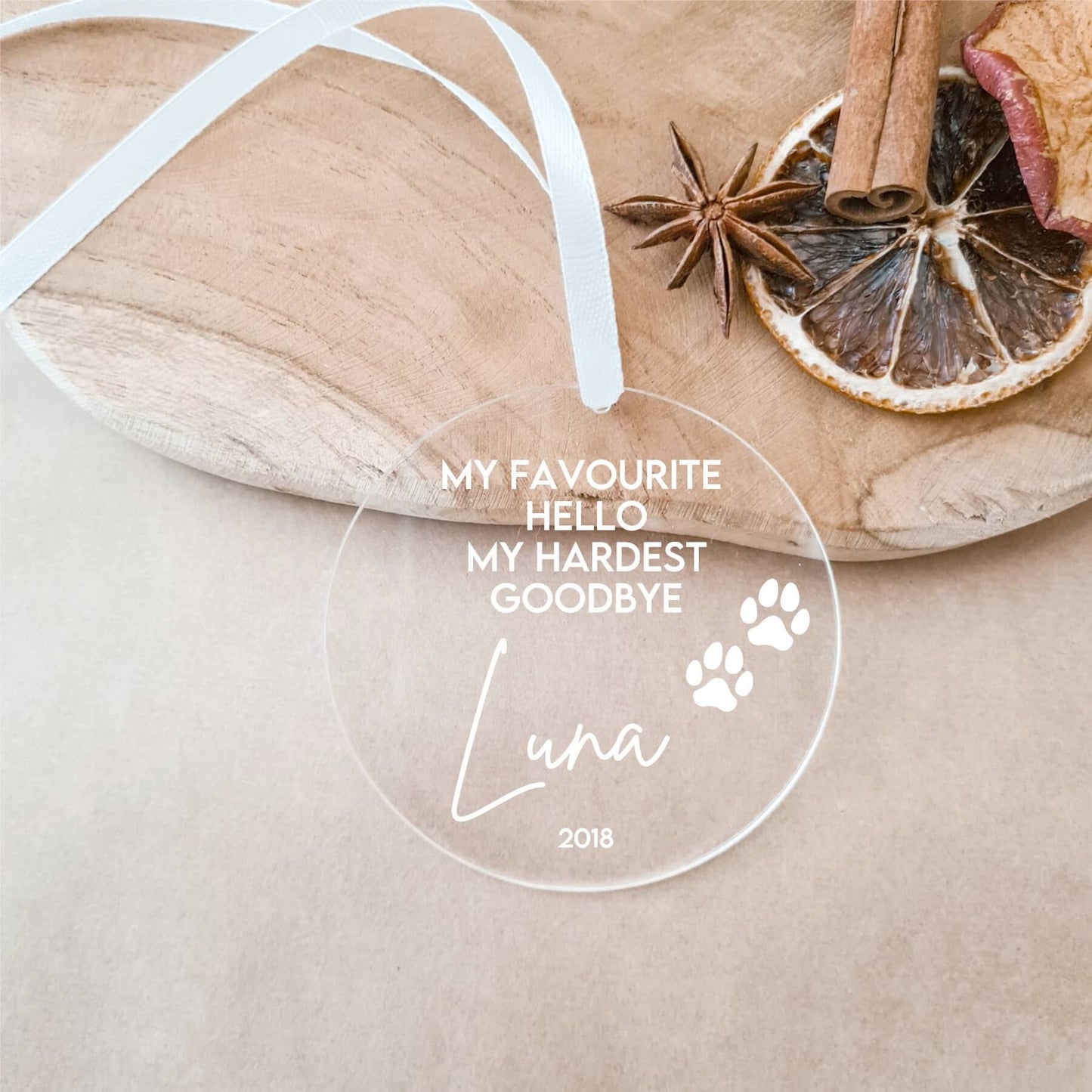 Herinnerings kerstbal plexiglas met naam en data. my favourite hello my hardest goodbye