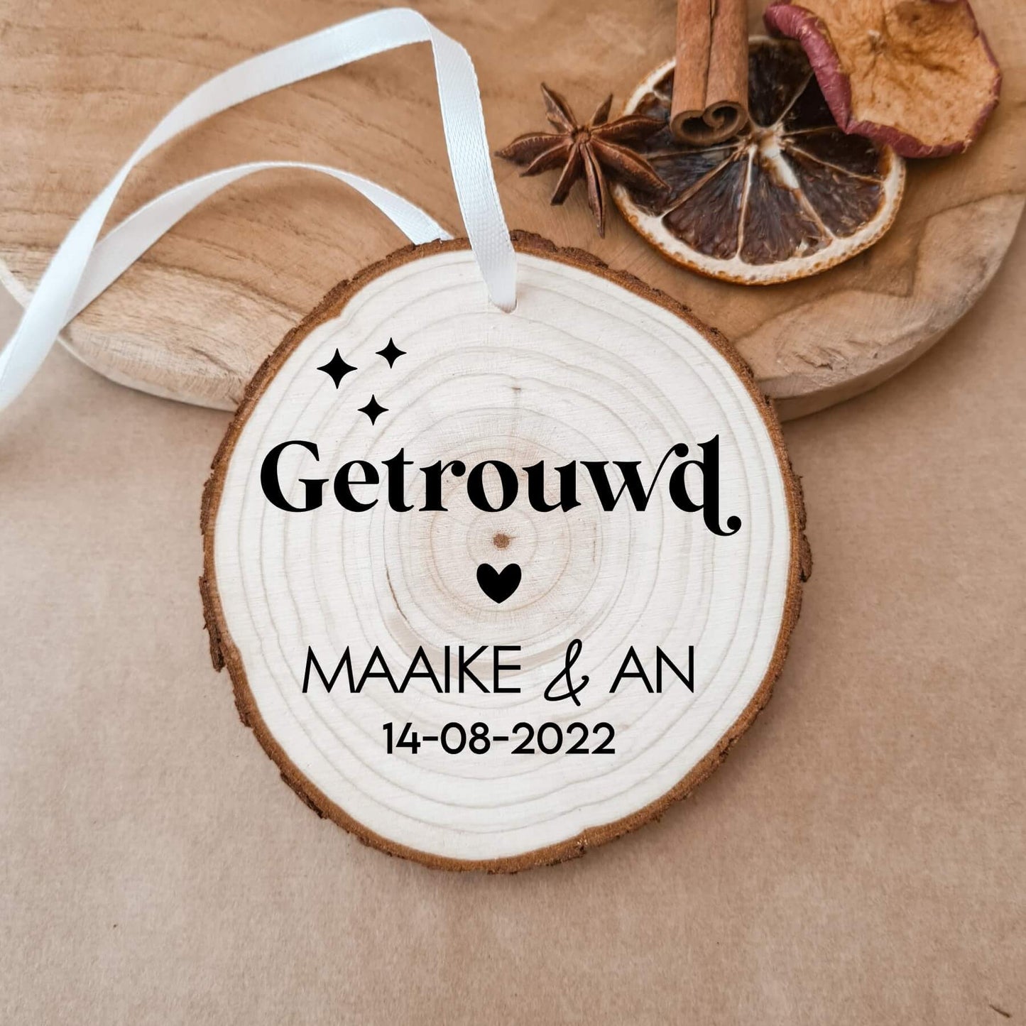 Houten Kerstbal Met Naam | Getrouwd | Hartje