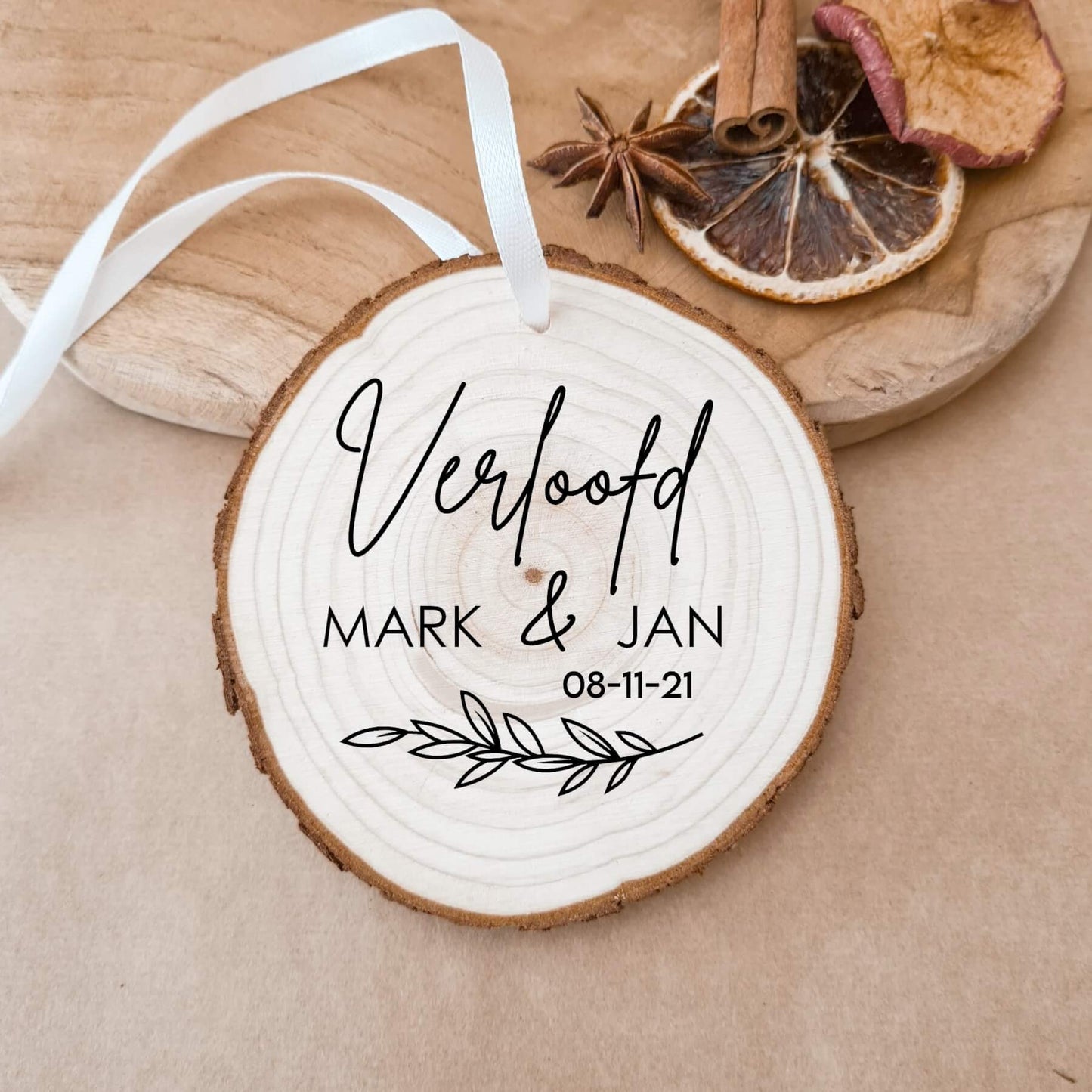 Houten kerstbal verloofd