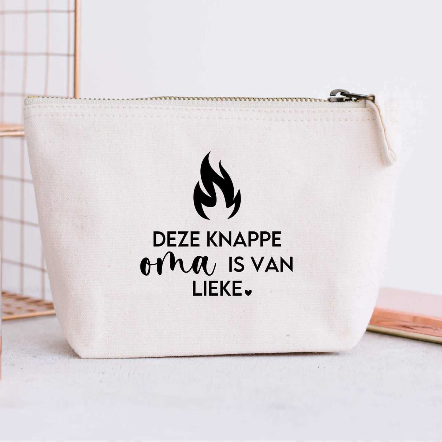 Toilettas met de tekst: Deze knappe oma is van (naam)