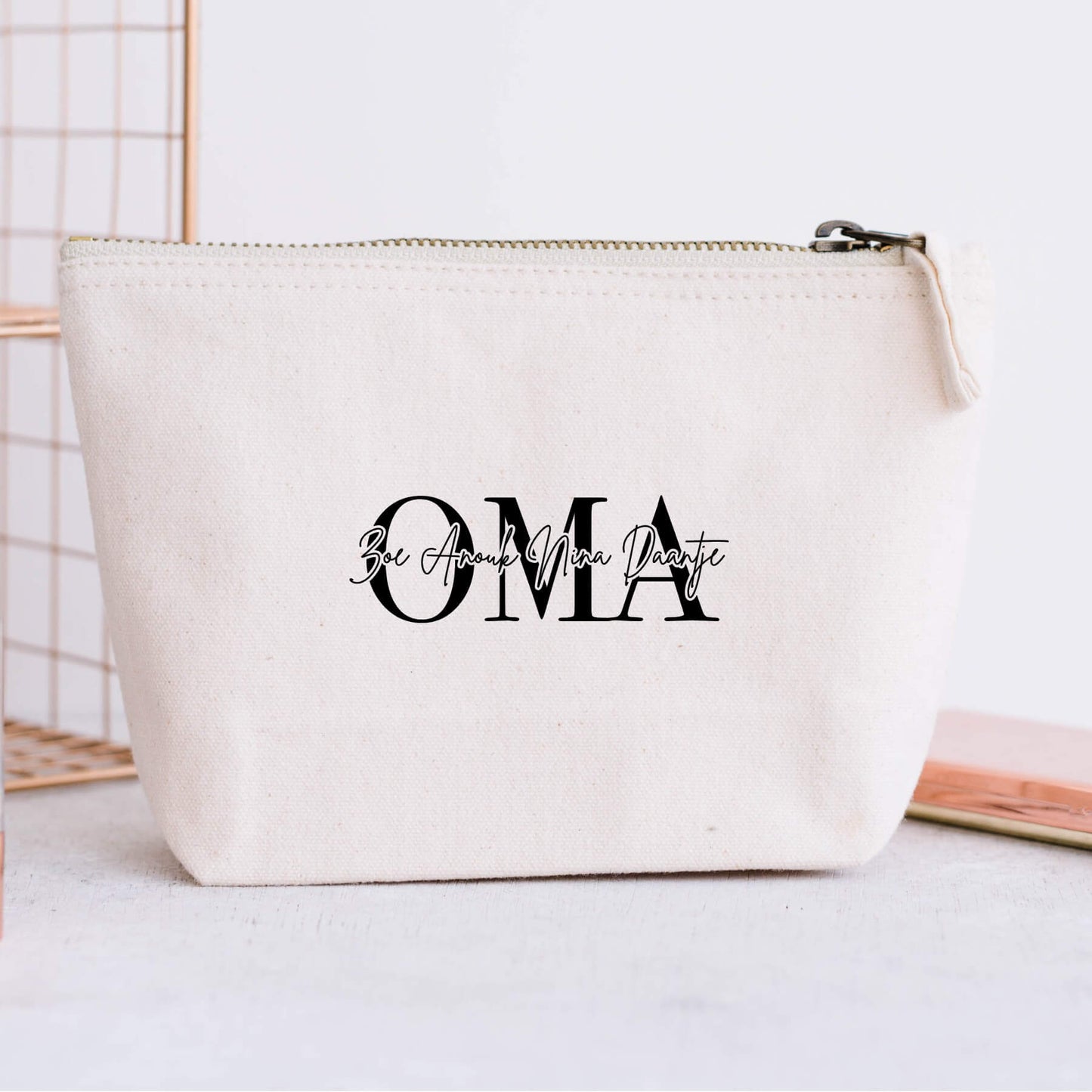 katoenen toilettas met oma met daarin de namen van de kleinkinderen geschreven