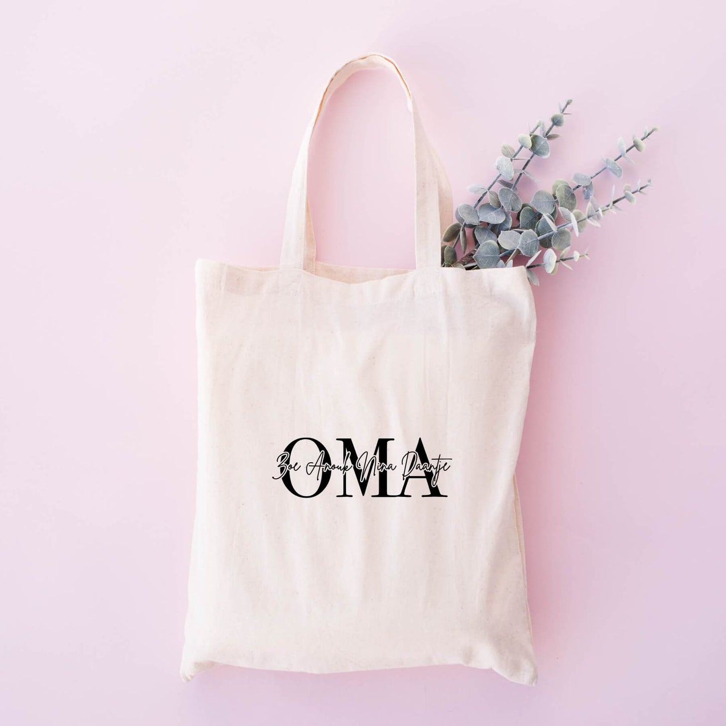 Katoenen tas met oma en daarin de namen van de kleinkinderen