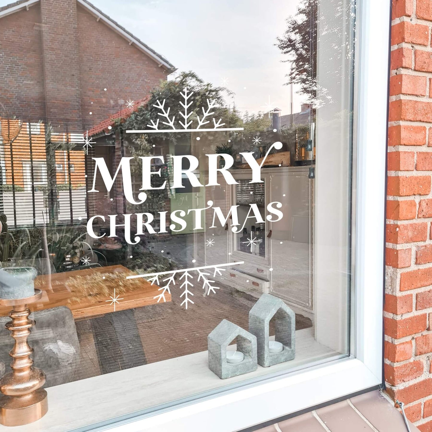 raamsticker in vorm van sneeuwvlok met merry christmas