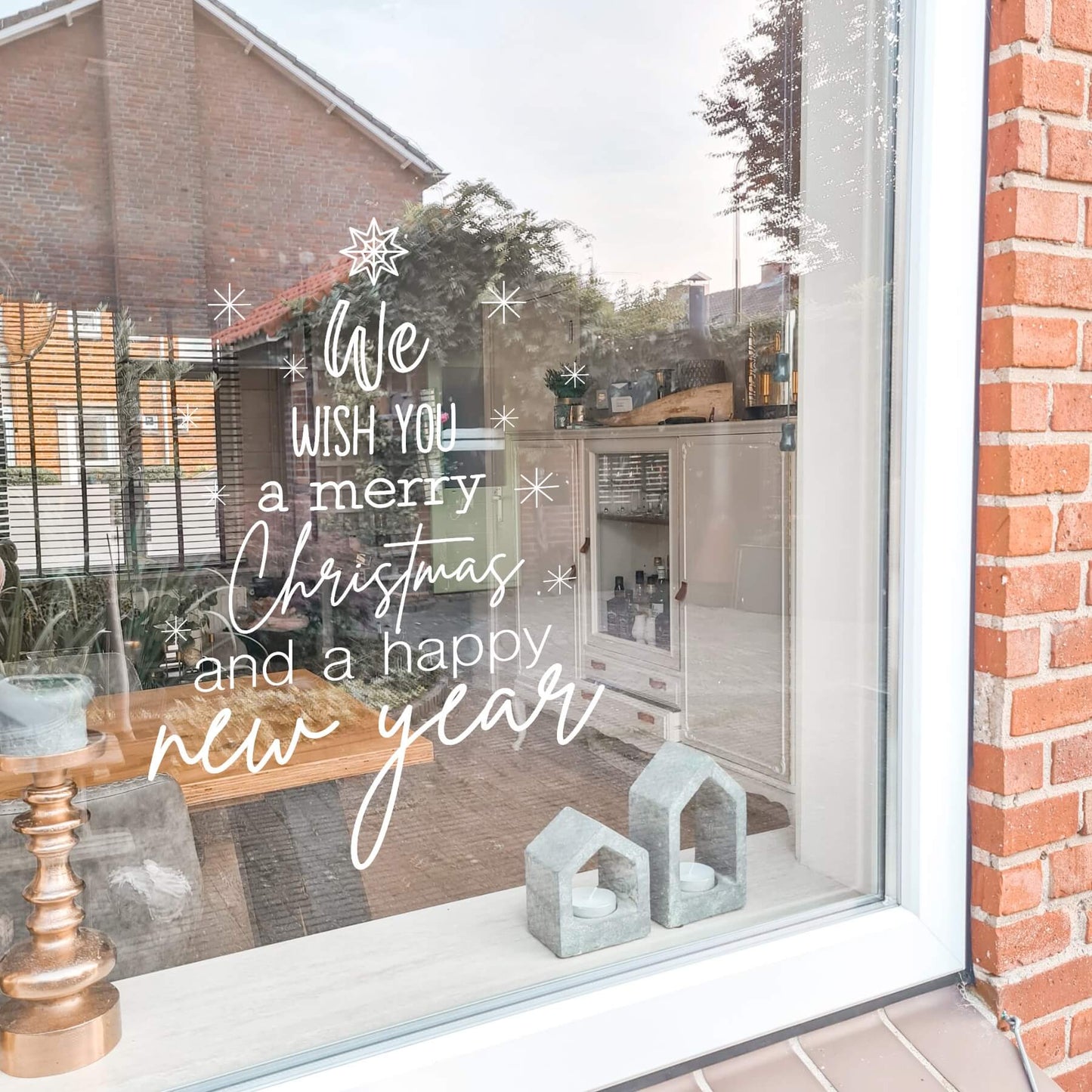 raamsticker in de vorm van een kerstboom met de tekst we wish you a merry christmas