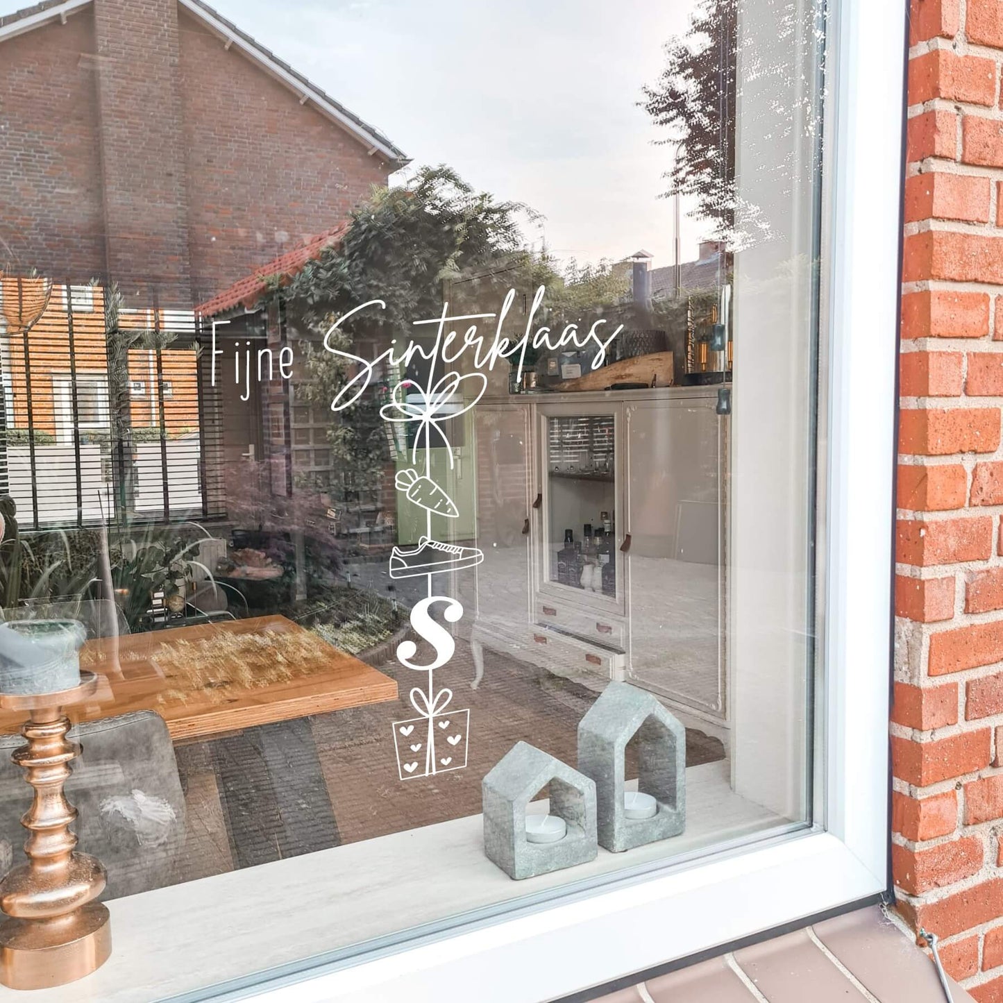 raamsticker fijne sinterklaas met cadeautjes aan een touw