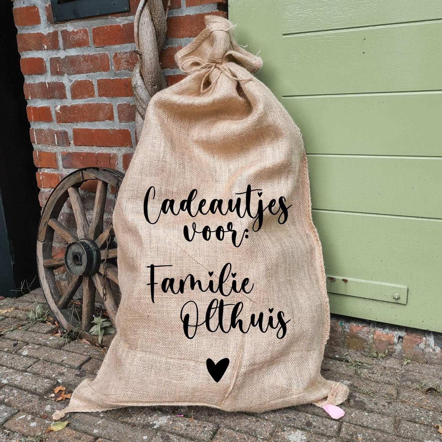 jute zak van sinterklaas met naam cadeautjes voor de familie