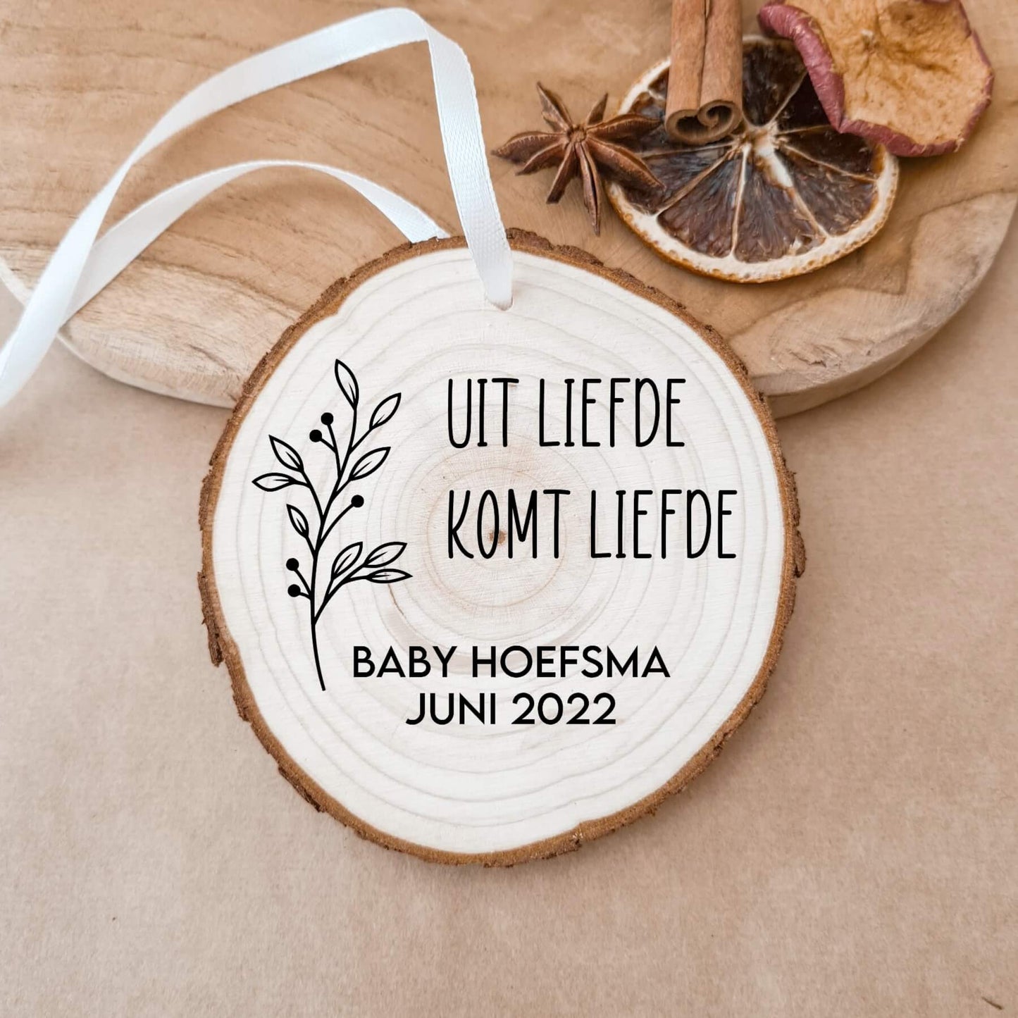 houten kerstbal zwangerschapsaankondiging uit liefde komt liefde