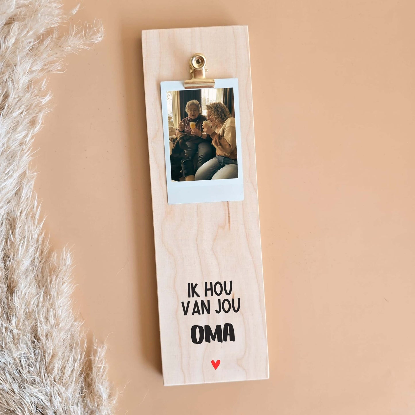 Houten plankje met gouden clip voor een foto met de tekst ik hou van jou oma