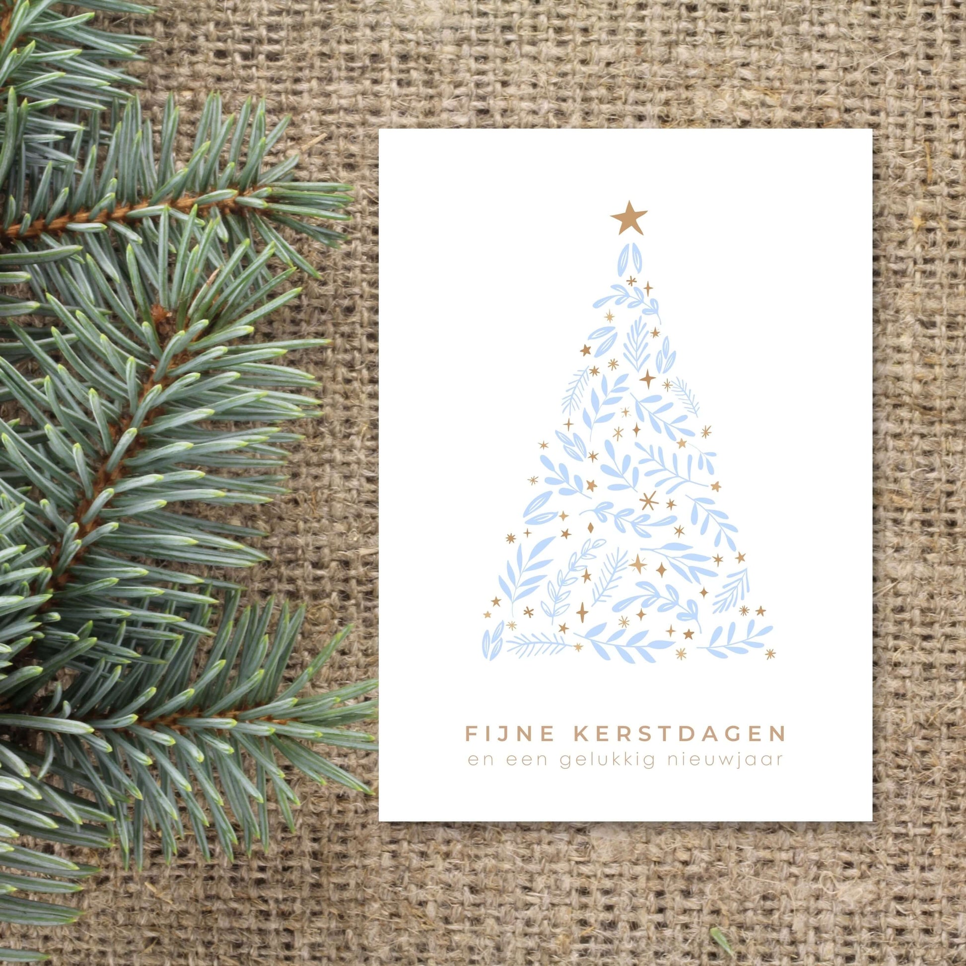 kerstkaart met een blauwe kerstboom. fijne kerstdagen en een gelukkig nieuwjaar