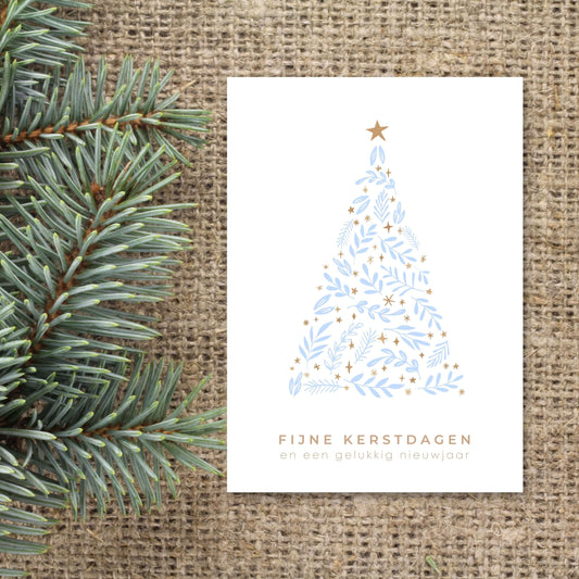 kerstkaart met een blauwe kerstboom. fijne kerstdagen en een gelukkig nieuwjaar