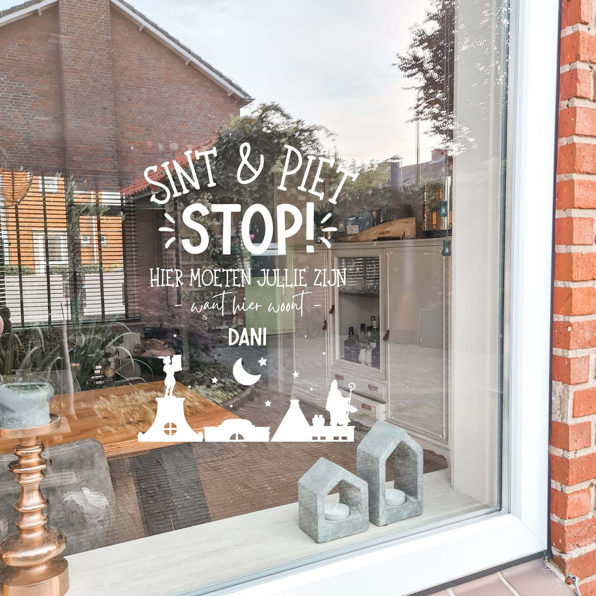 Raamsticker Sint en Piet STOP met daken maan sterren en namen