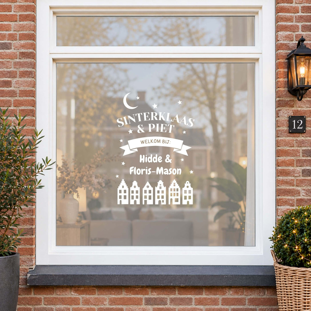 Witte Sinterklaas raamsticker met naam en grachtenpandjes op het raam