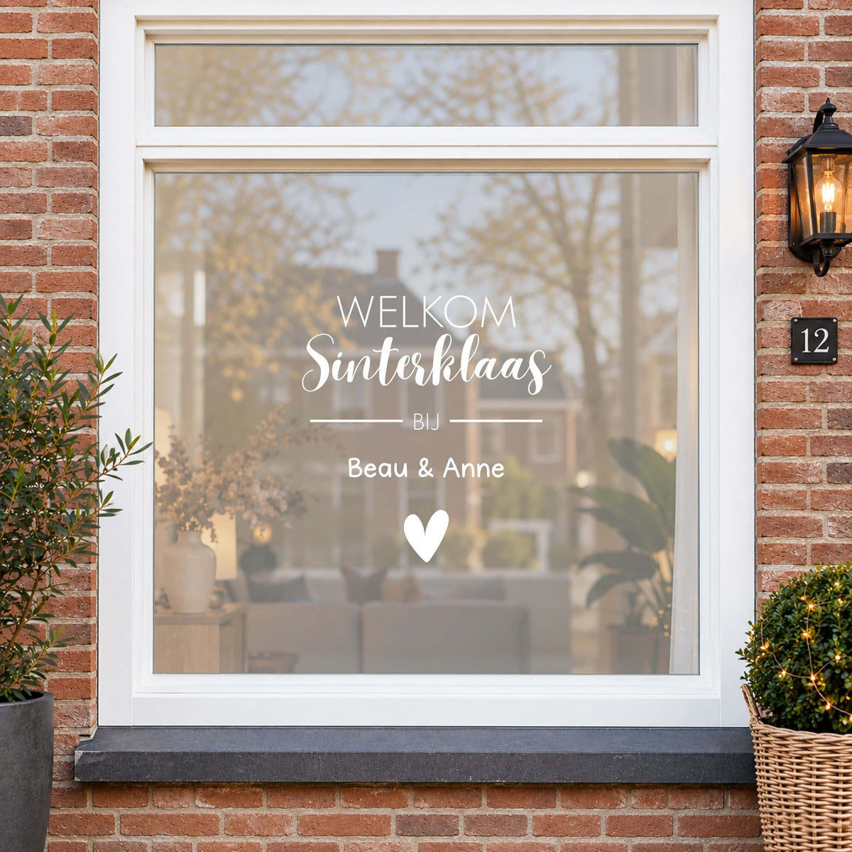 Witte Welkom Sinterklaas raamsticker gepersonaliseerd met naam op het raam