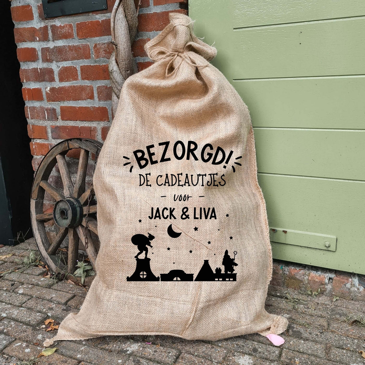 Jute cadeauzak met BEZORGD opdruk en persoonlijke namen voor pakjesavond