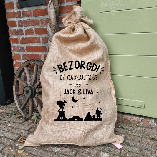 Jute cadeauzak met BEZORGD opdruk en persoonlijke namen voor pakjesavond